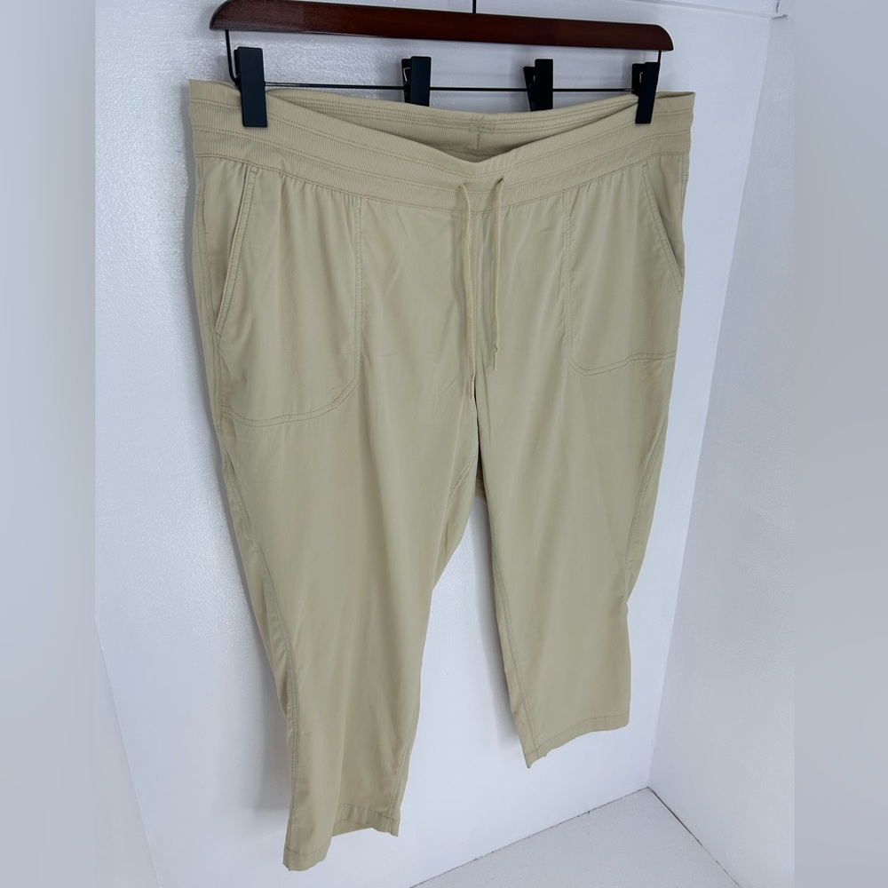 The North Face NWT Aphrodite Motion Capri Pants Size 3XL Gravel Beige 43x24.5 - Picture 3 of 14